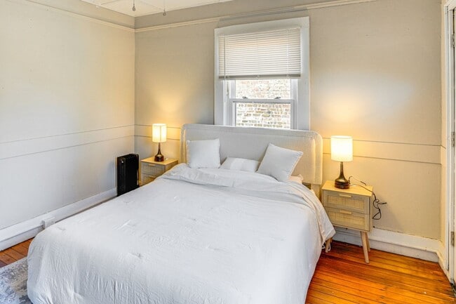 Building Photo - Renovated 2 Bedroom + Den w/ Private Garden Access