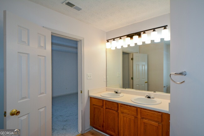 Building Photo - 5460 Hampton Ct