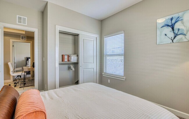 Building Photo - Furnished Eastside Beautiful 3 bed/2 baths for RENT Utilities & Wi-Fi INCLUDED