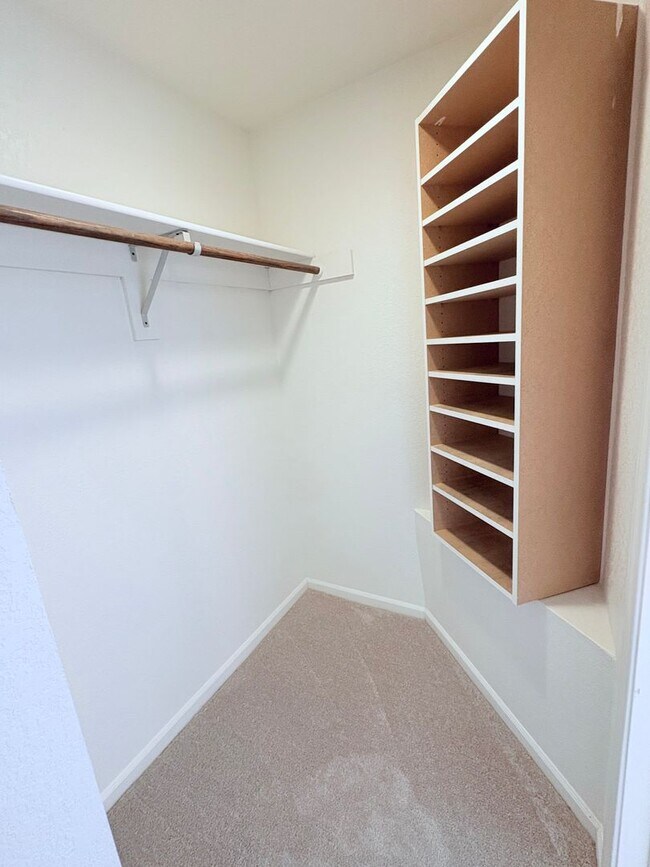 Building Photo - Spacious 2bd/2bath + Den home in gorgeous community (there's a lake!)