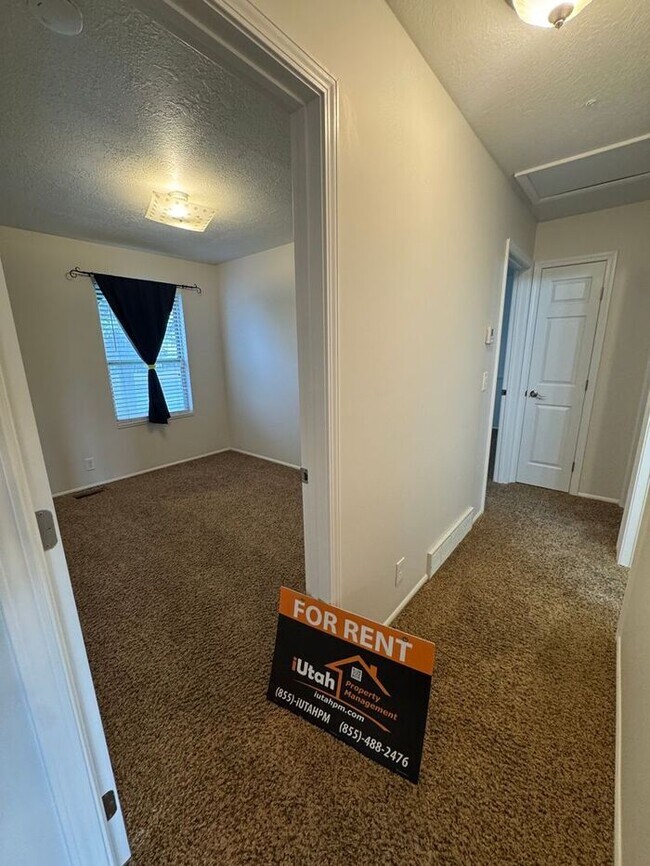 Building Photo - 3 bdrm 1 bath Home. Move in Ready!