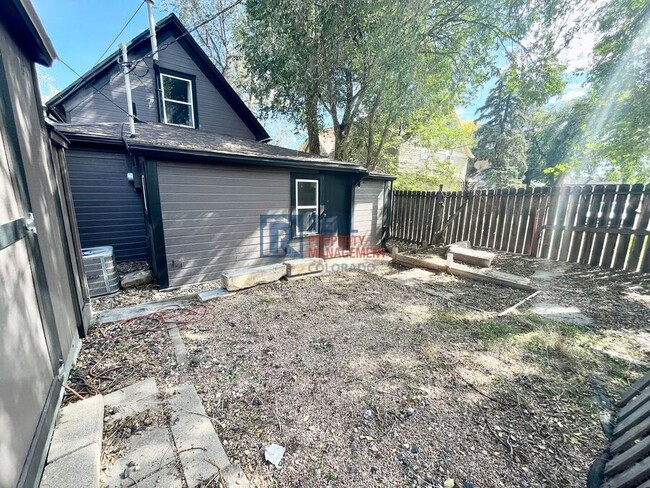 Building Photo - 820 N Spruce St