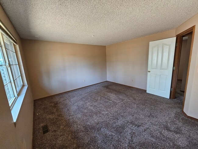 Building Photo - Roomy Ranch in Gladstone