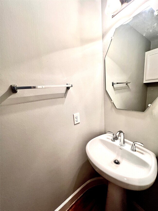 Building Photo - 3731 Main Poplar Dr