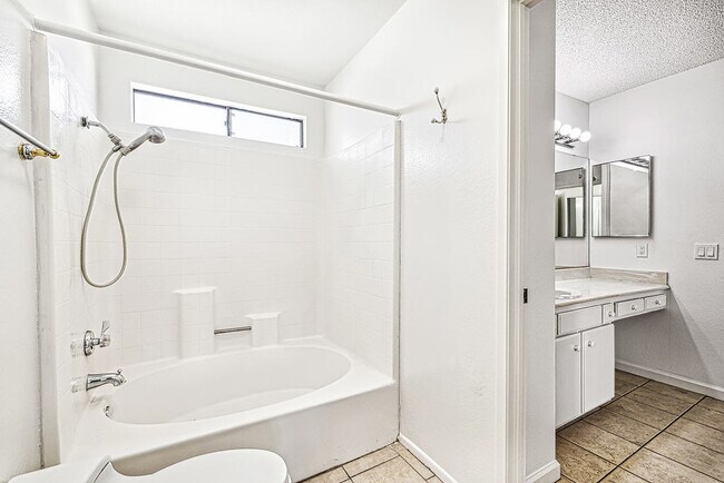 Building Photo - 34414 Laura Way