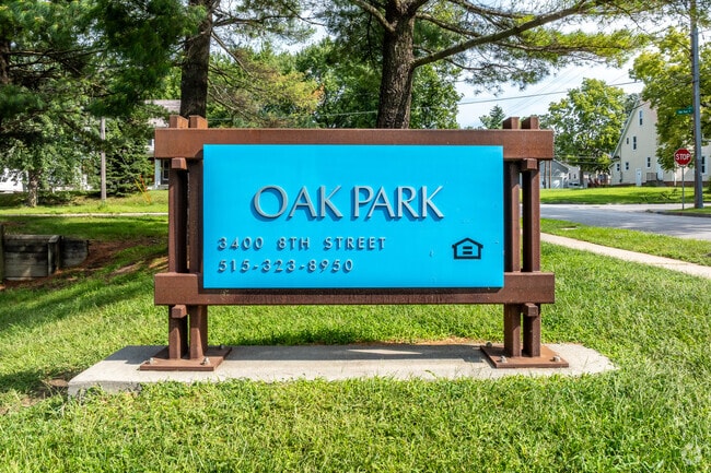 Building Photo - Oak Park Manor