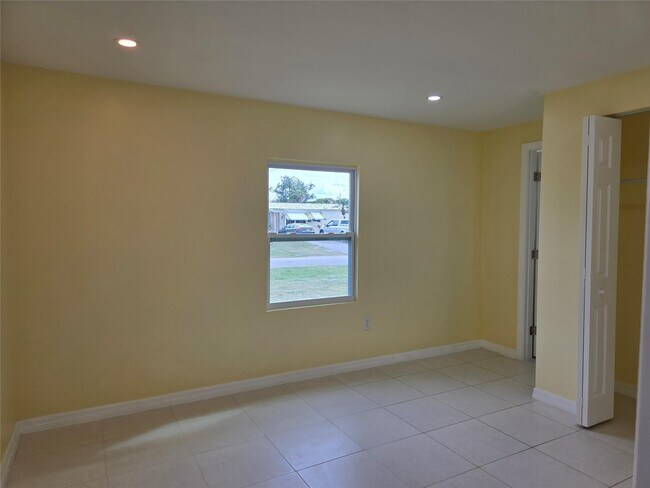 Building Photo - 3633 SE 20th Terrace