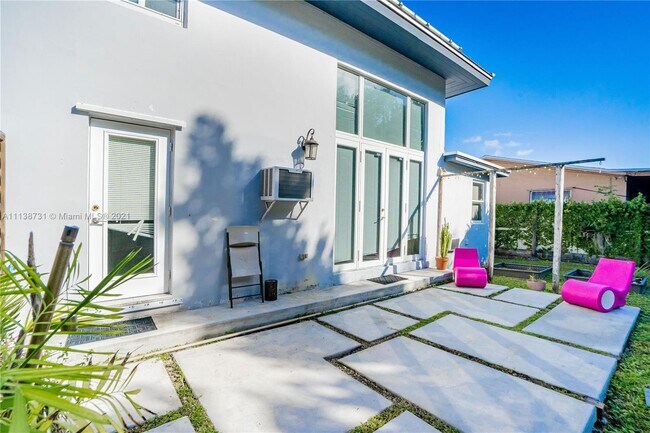 Building Photo - 3130 SW 25th St