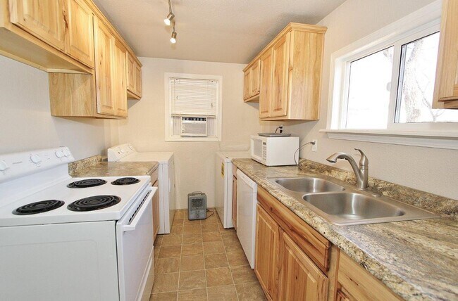 Building Photo - Charming Single-Level Home on the Bench