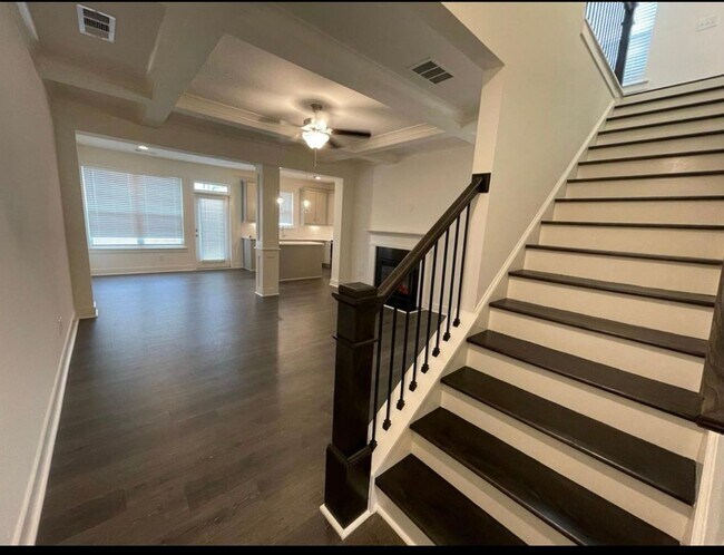 Building Photo - Beautiful end unit townhouse in the Townes...