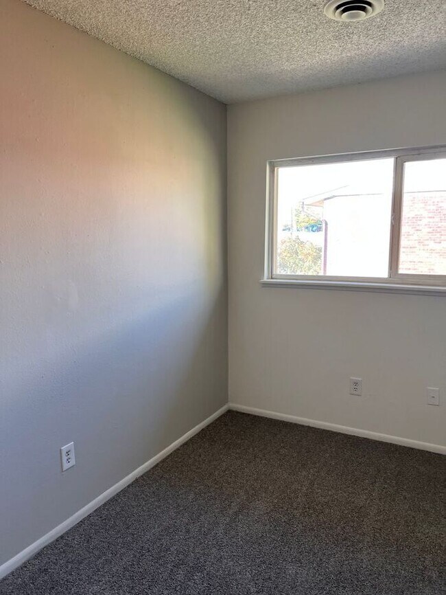 Building Photo - Spacious Three Bedroom Townhome in Westmin...