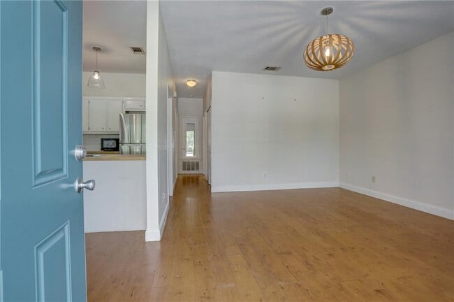 Building Photo - 1610 Waterston Ave