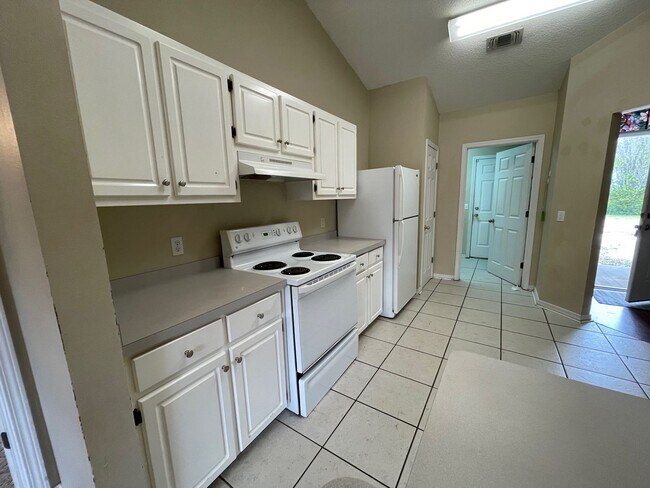 Building Photo - MOVE IN SPECIAL - 1 WEEK FREE RENT - MINUT...