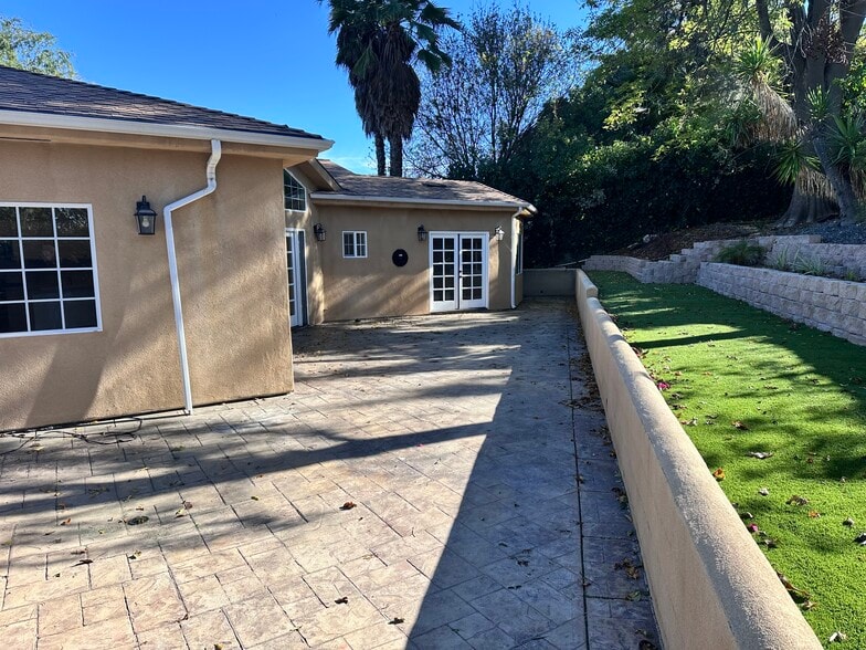 Building Photo - 5371 Topeka Dr