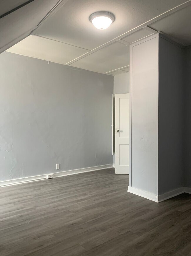 Building Photo - 500 N Mulberry St