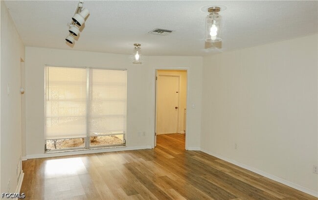 Building Photo - 5654 Eichen Cir