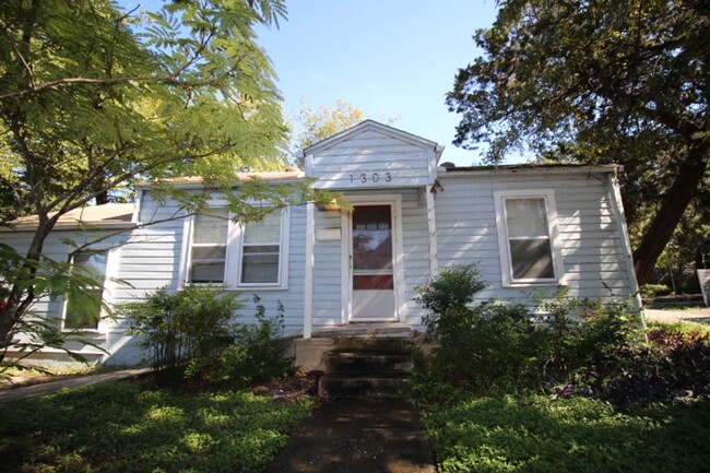 Primary Photo - Bouldin Creek cottage for lease