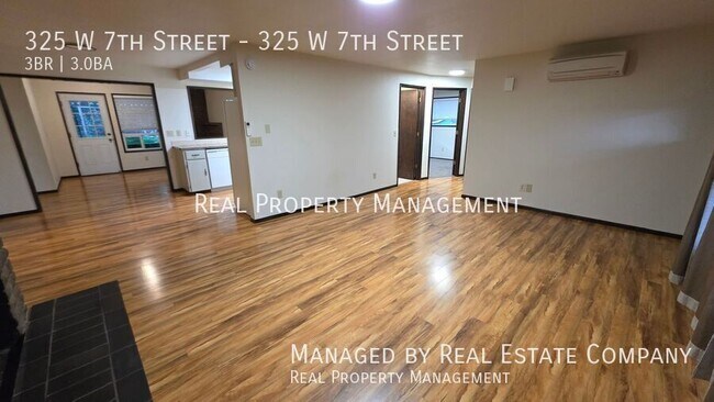 Building Photo - 325 W 7th St