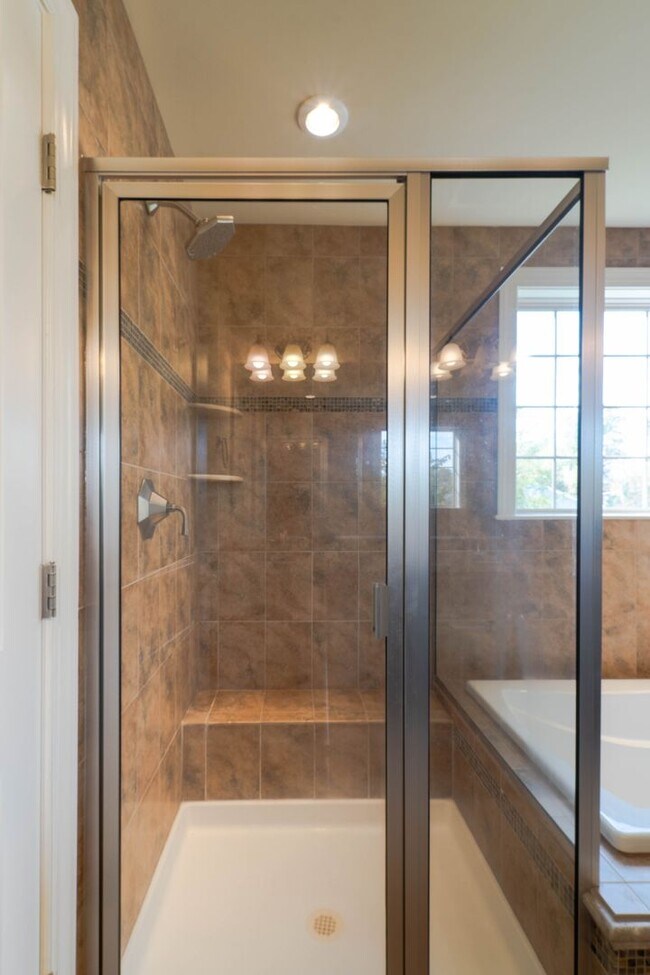 Building Photo - Stunning Centreville Townhome With Excellent Commuter Access