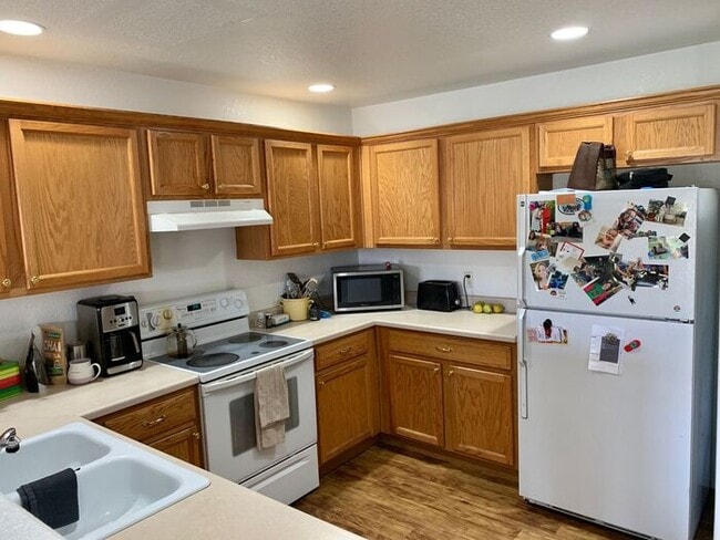 Building Photo - 3 Bedroom 2.5 Bath Townhouse w/ 2-Car Garage!