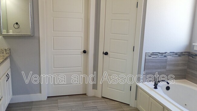 Building Photo - 1610 Sweetbriar Way