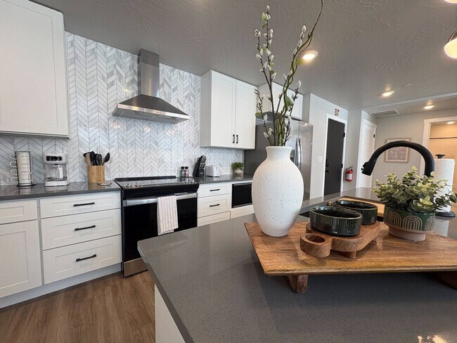 Building Photo - 206 N Chapparell Dr