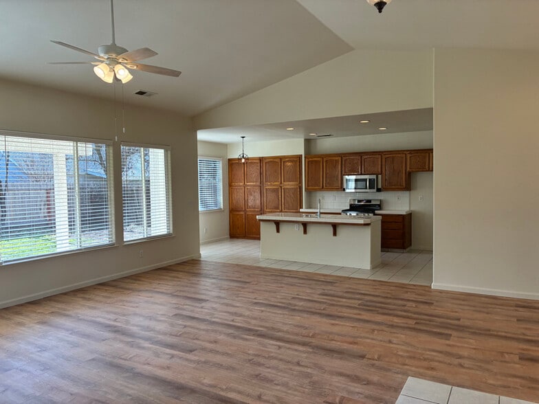 Building Photo - 2555 E Houston Ave