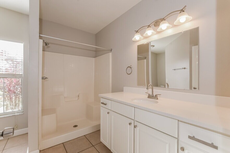 Building Photo - 627 Cotulla Dr
