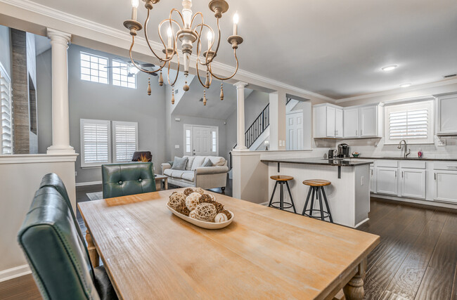 Primary Photo - 1033 W Montebello Cir