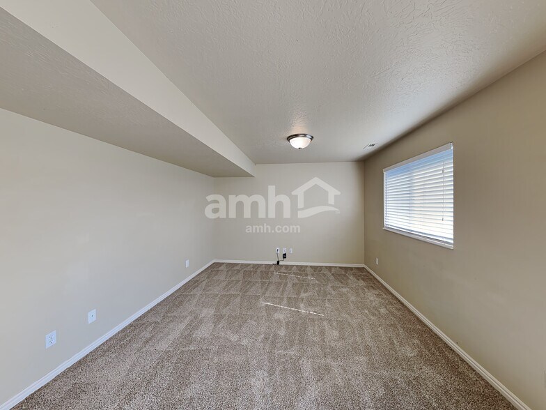 Building Photo - 272 S 590 W