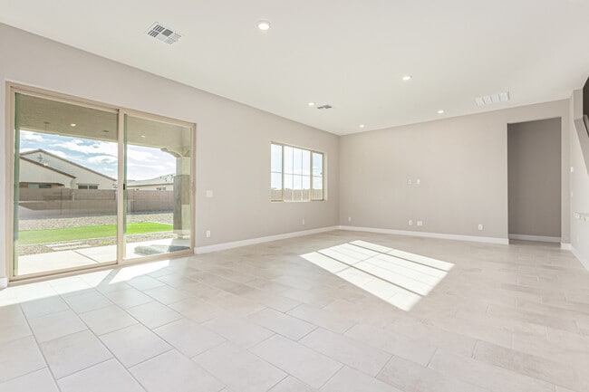 Building Photo - 713 W Longwood Dr