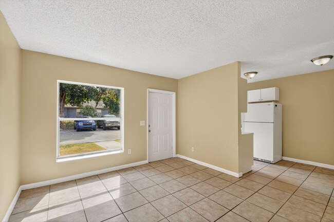 Building Photo - 4825 Serafica Dr