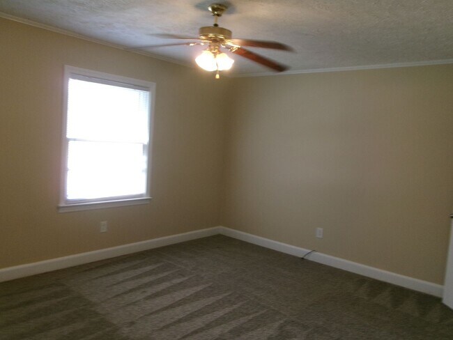 Building Photo - 3 bedroom, 1 bath home conveniently locate...