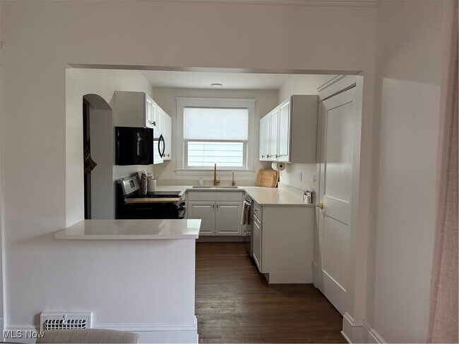 Building Photo - 1320 W 108th St