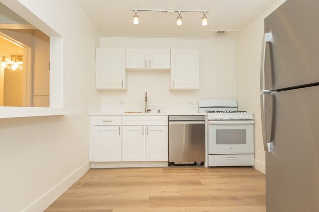 Building Photo - **REDUCED SECURITY DEPOSIT** Refreshed 2 Bed /1 Bath Pacific Beach Duplex Near the Ocean & Bay!