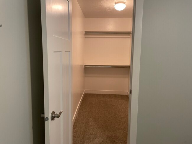 Building Photo - 865 S Aspen Wy