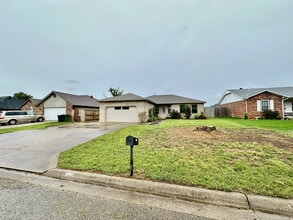 Building Photo - 2311 W Willow St
