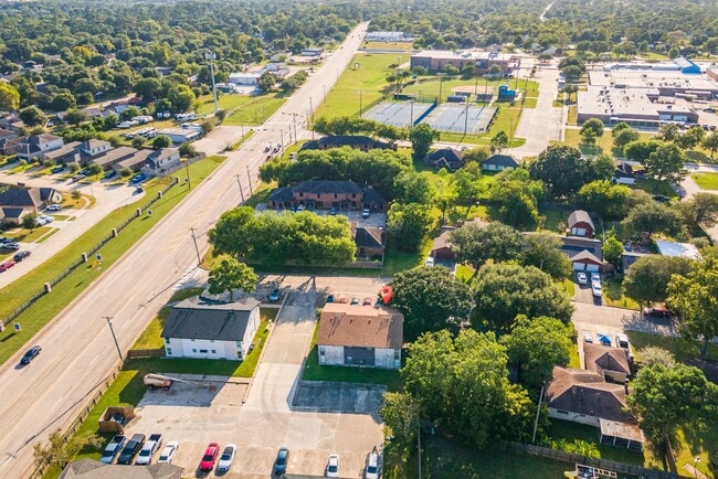 Building Photo - 4023 Briarglen Dr