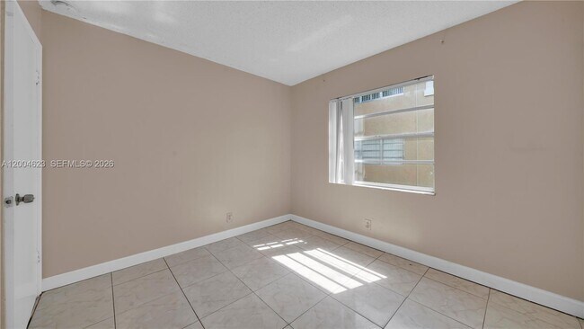 Building Photo - 9964 Twin Lakes Dr