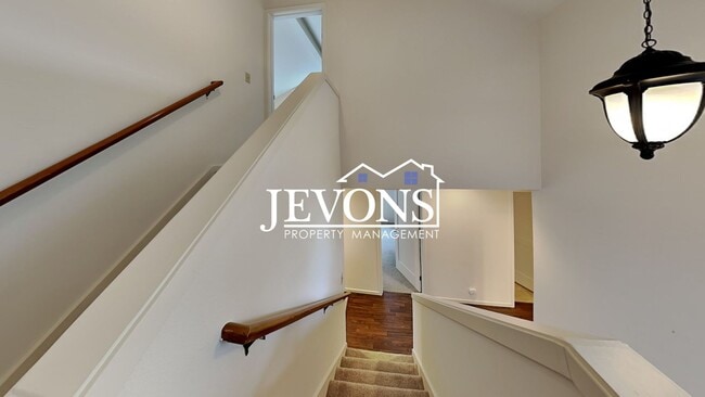 Building Photo - Top-floor 2-level condo with brand-new kit...