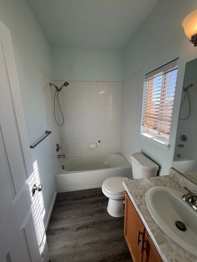 Building Photo - End Unit 3 Bedroom 2 Bath Townhome in Comm...