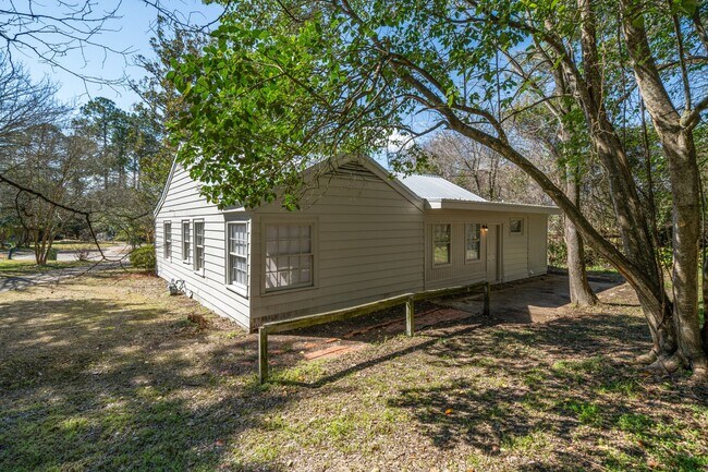 Building Photo - Spacious 3BR/2BA – 1,480 Sq Ft of Comforta...