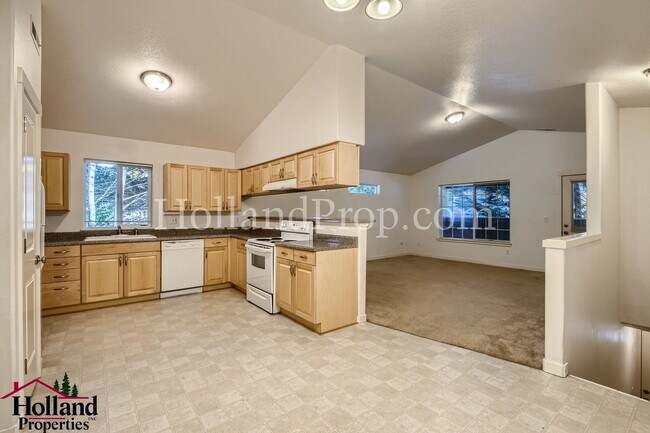 Building Photo - Spacious 2 Bedroom, 2 Bathroom Apartment with Dual Decks in Northeast Portland! NEW PRICE $1,750 !!