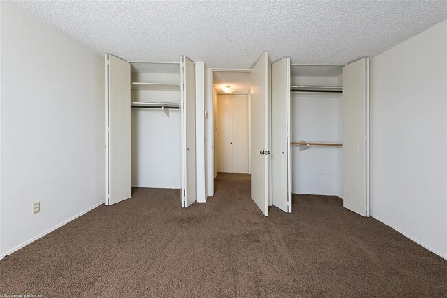 Building Photo - 633