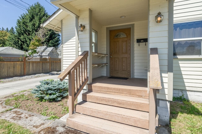 Building Photo - Large Single Family Home