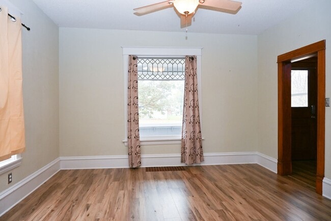 Building Photo - Gorgeous 3 Bed 1 Bath Home! Updated Applia...