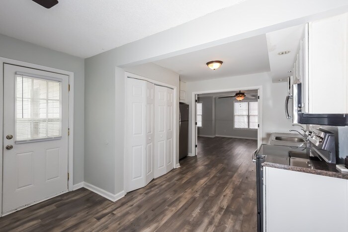 Building Photo - 211 River Song Rd