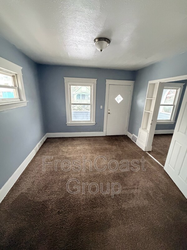 Building Photo - 3053 E 128th St