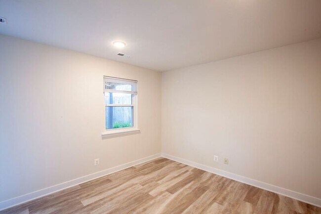 Building Photo - 1000 Monticello Rd