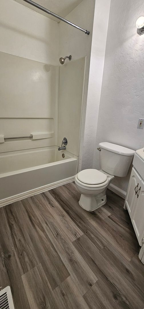 Building Photo - For Rent 3 bed 3 bath Plus 4th room or Off...